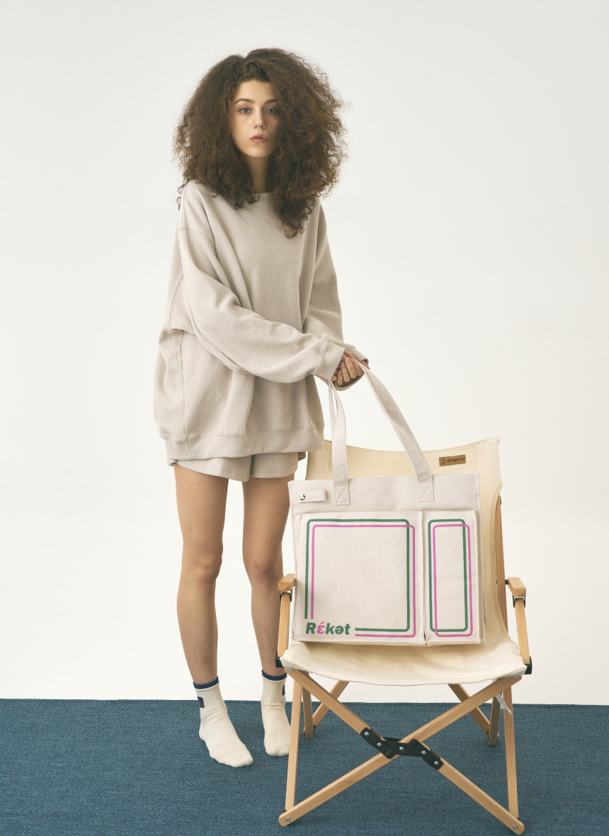 의자 위에 가방 거