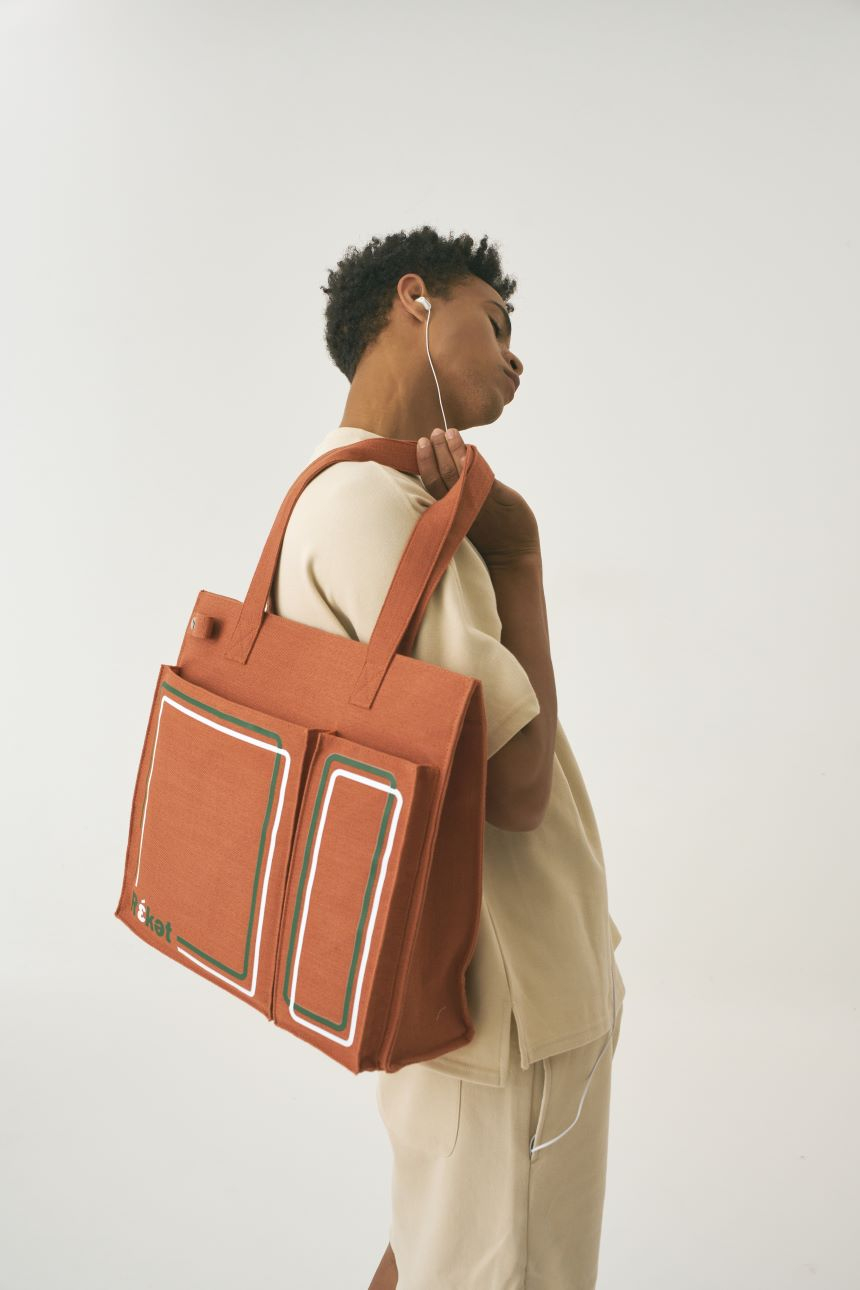 가방을 든 남자 