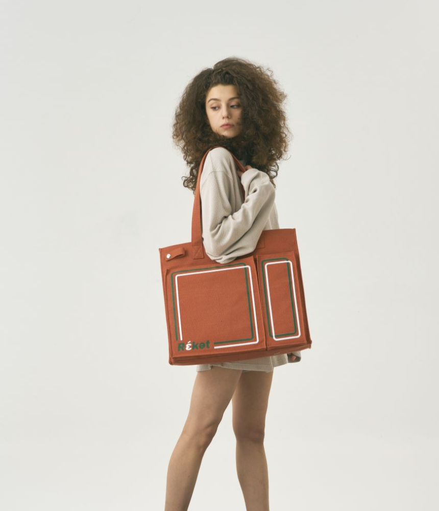 가방을 어깨에 걸친 여자 전신