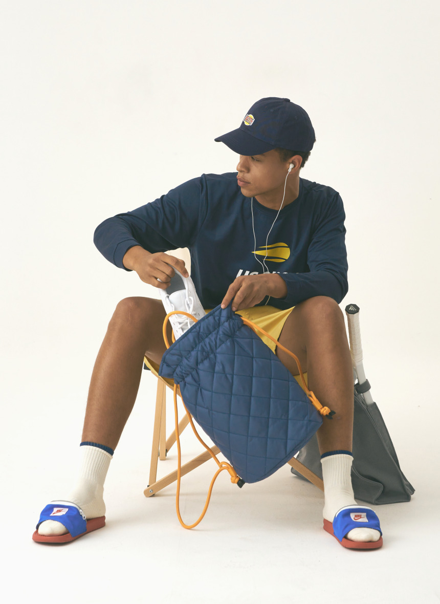 가방에서 신발꺼내는 남자