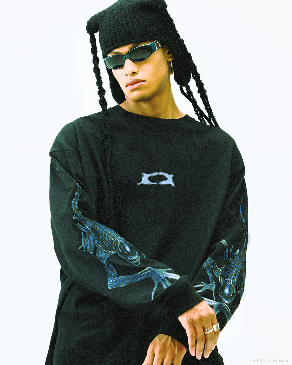 MUSINSA | CRITIC CRITIC x ALIEN WALK LONG SLEEVE TS BLACK