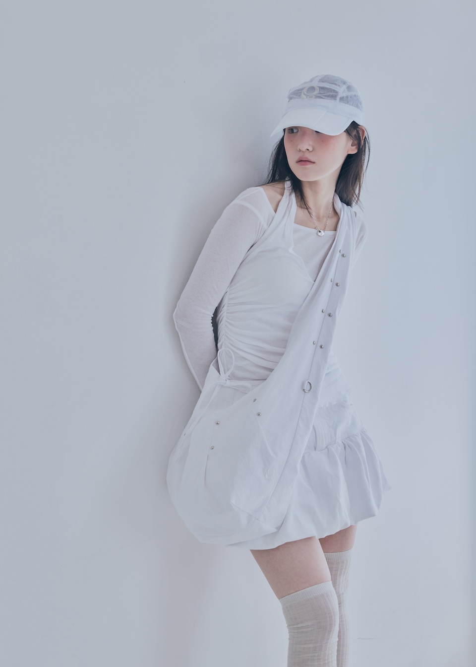 크로스백을 메고 있는 모습