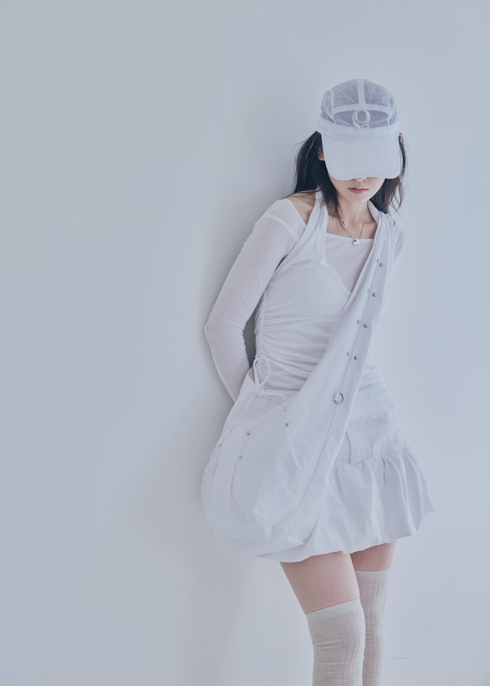 크로스백을 메고 있는 모습