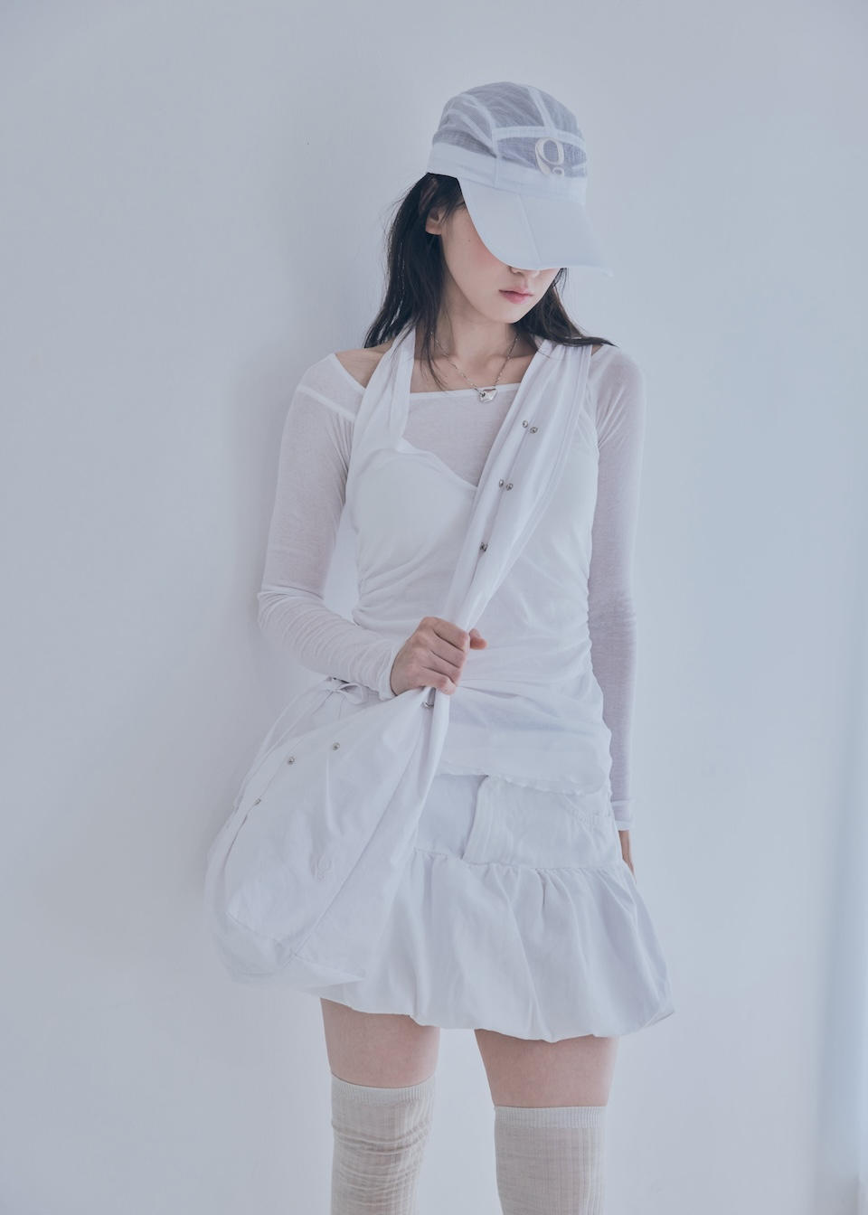 크로스백을 메고 있는 모습