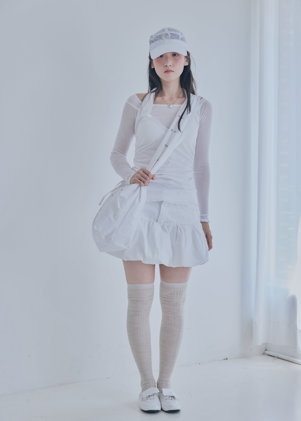 크로스백을 메고 있는 모습