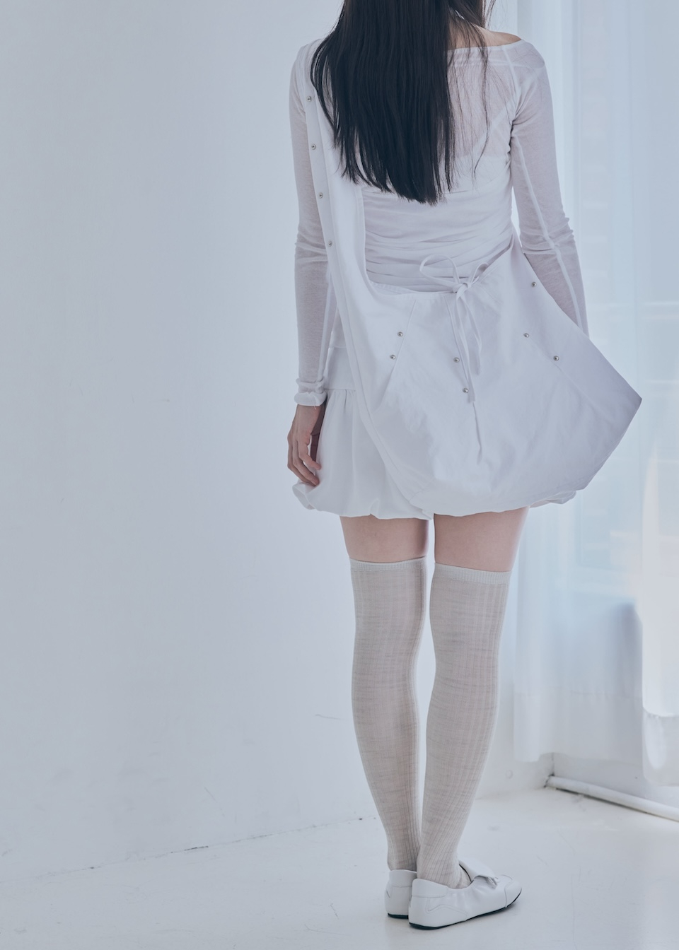 크로스백을 메고 있는 모습