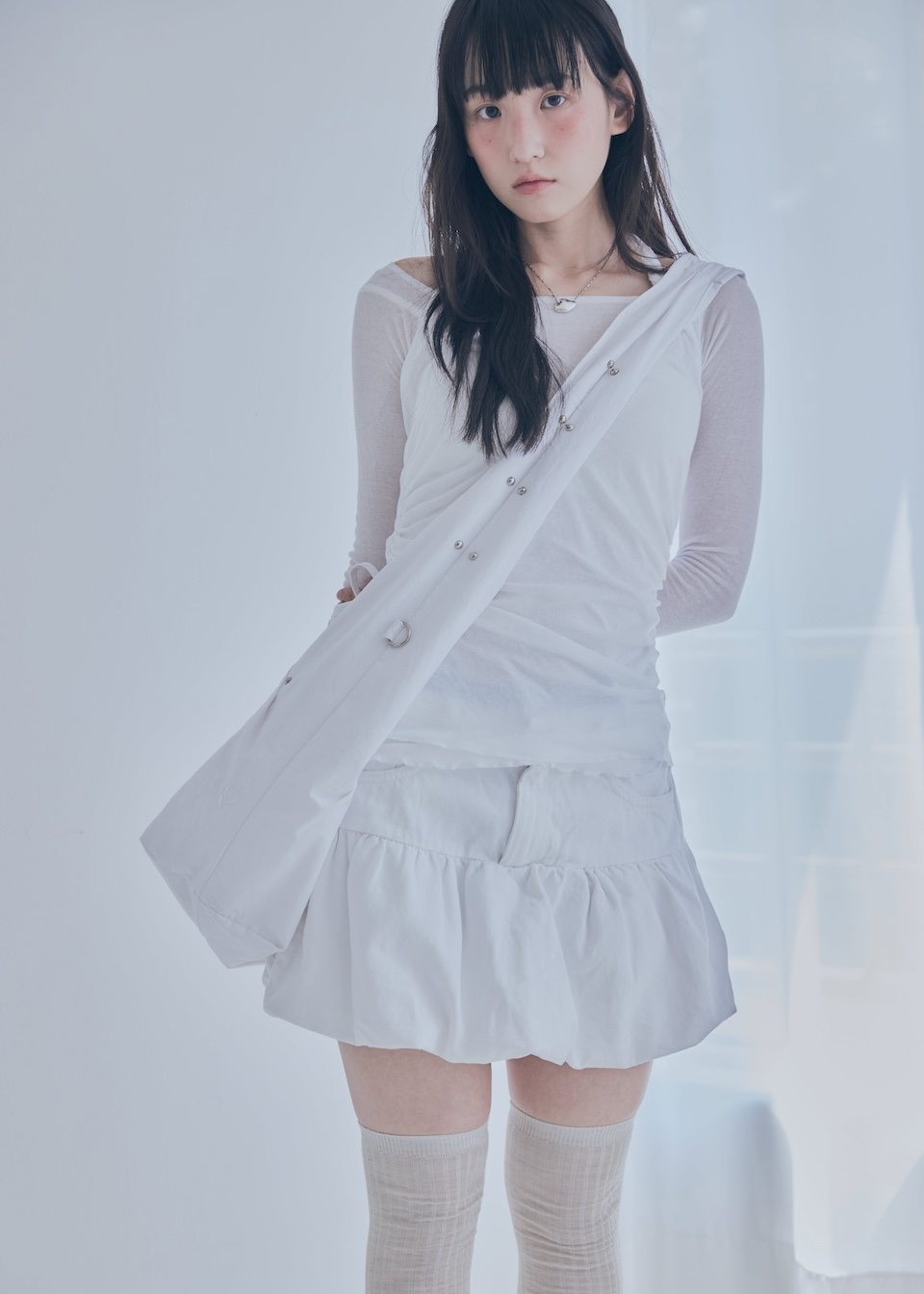 크로스백을 메고 있는 모습