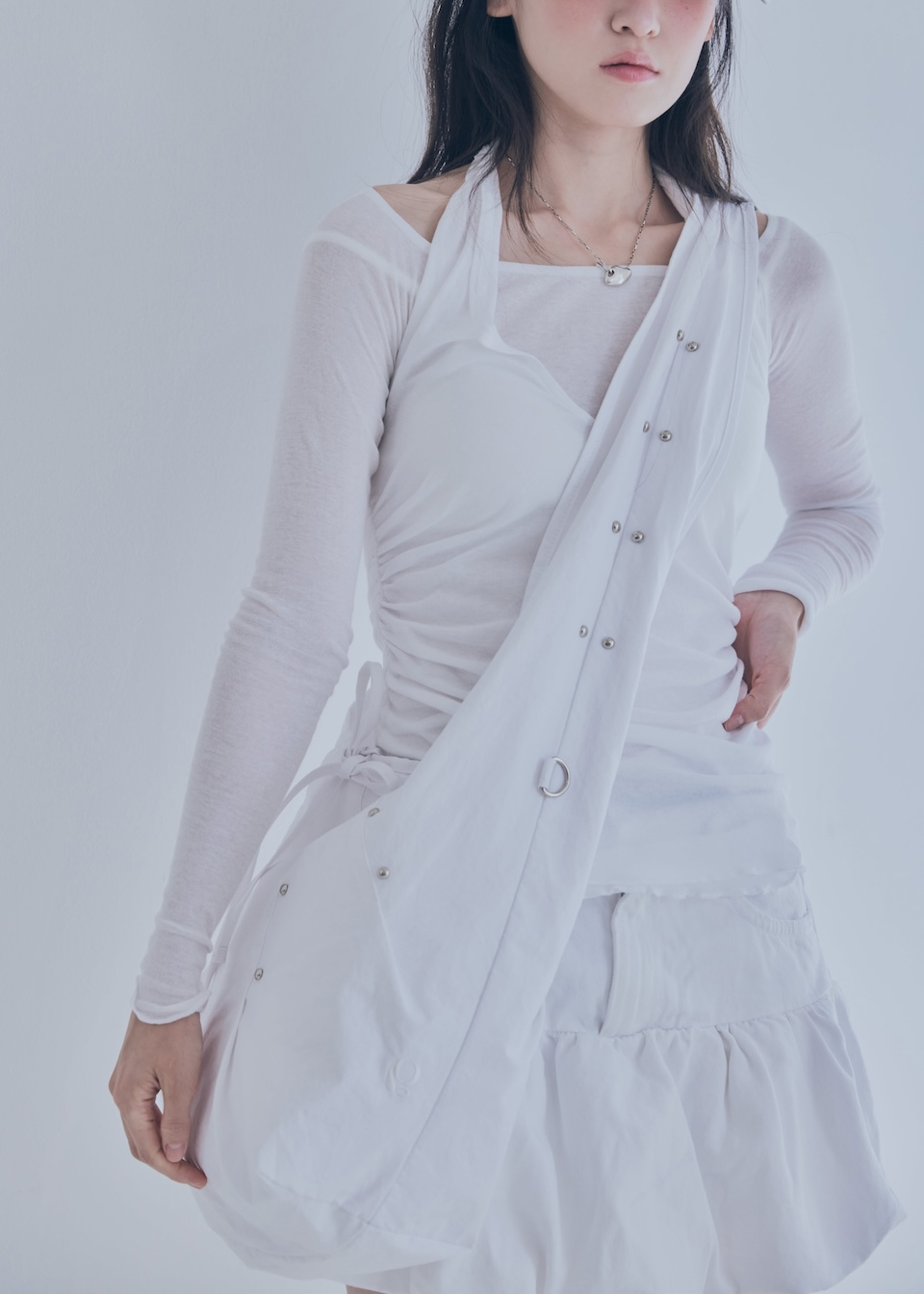 크로스백을 메고 있는 모습