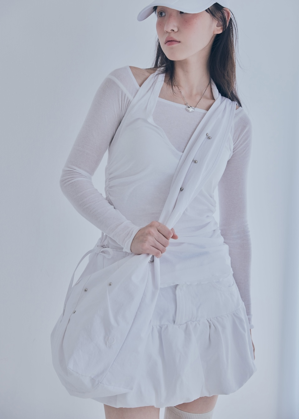 크로스백을 메고 있는 모습