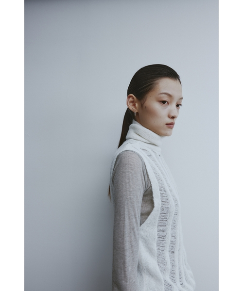 High Neck Damaged Knit Vest-Ivory