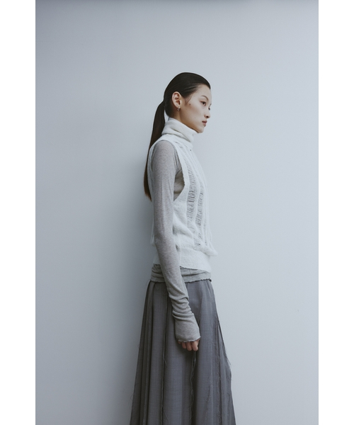 High Neck Damaged Knit Vest-Ivory