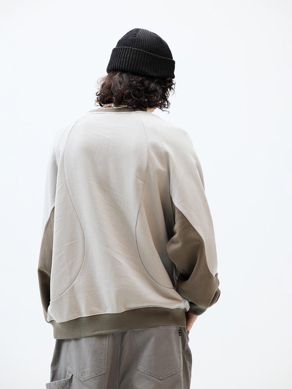 CRITICのWORMHOLE INCISION SWEATSHIRT 全2色 MUSINSA | CRITIC WORMHOLE INCISION SWEATSHIRT GREY