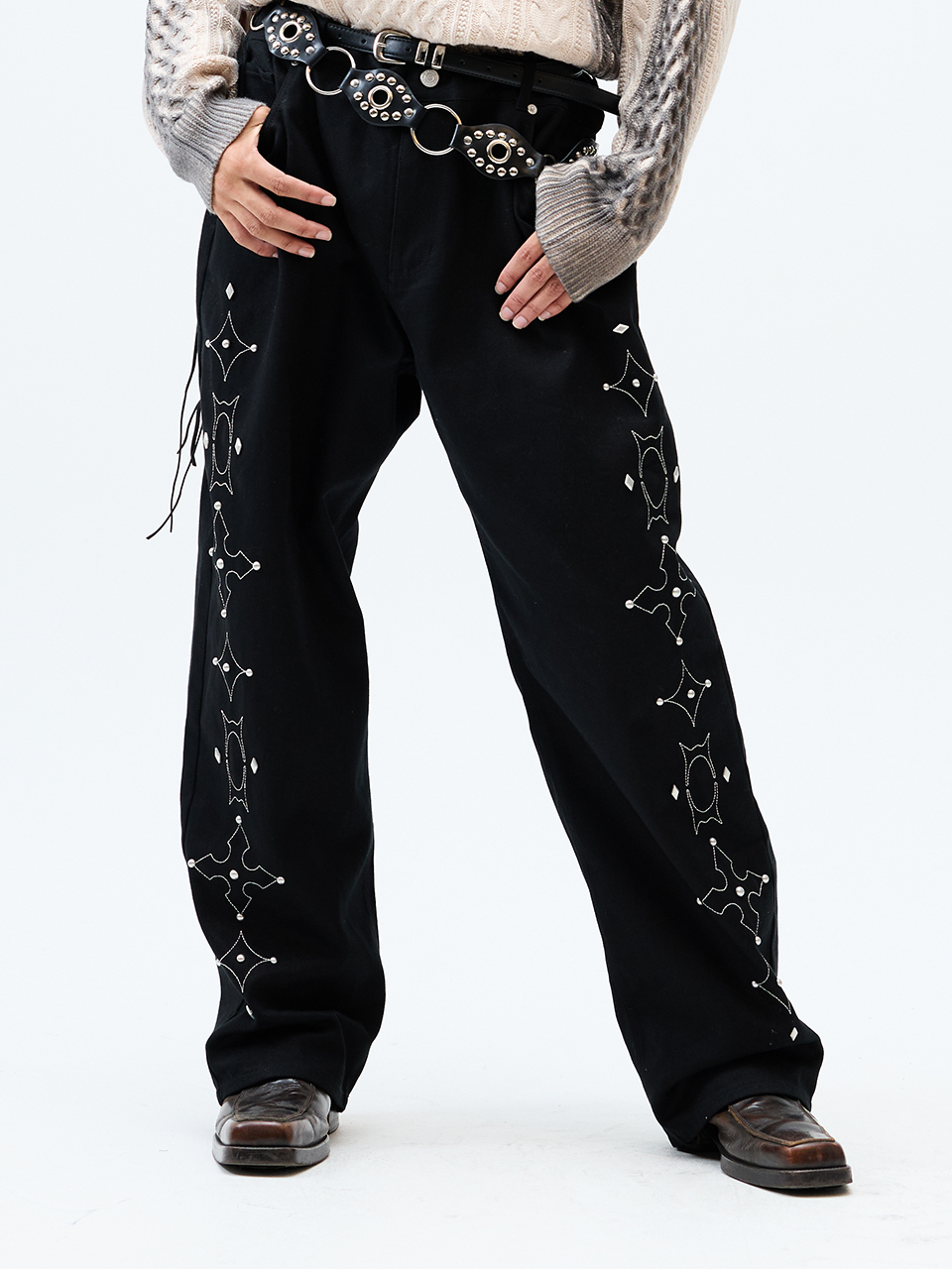 パンツ CRITIC WORMHOLE STUD PANTS BLACK CTPTEC002BK 크리틱(CRITIC) WORMHOLE STUD PANTS BLACK - 사이즈 & 후기