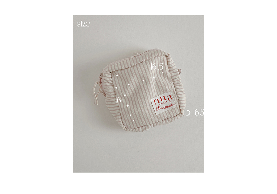 생리대와 다양한 물건을 담을 수 있는 파우치입니다.