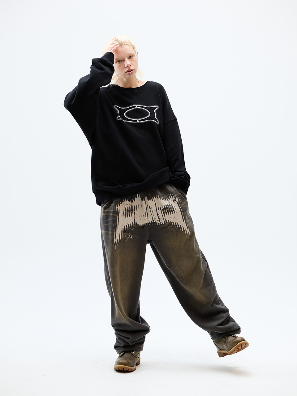 [CRITIC] BASIC WORMHOLE SWEATSHIRT /追跡付 MUSINSA | CRITIC BASIC WORMHOLE SWEATSHIRT BLACK