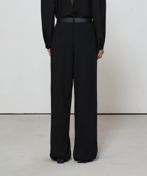 ESSENTIAL WIDE FIT TWO TUCK SLACKS - чёрный