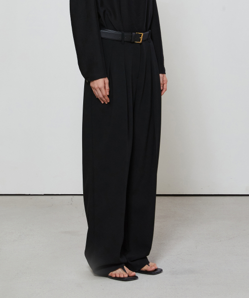 ESSENTIAL WIDE FIT TWO TUCK SLACKS - чёрный