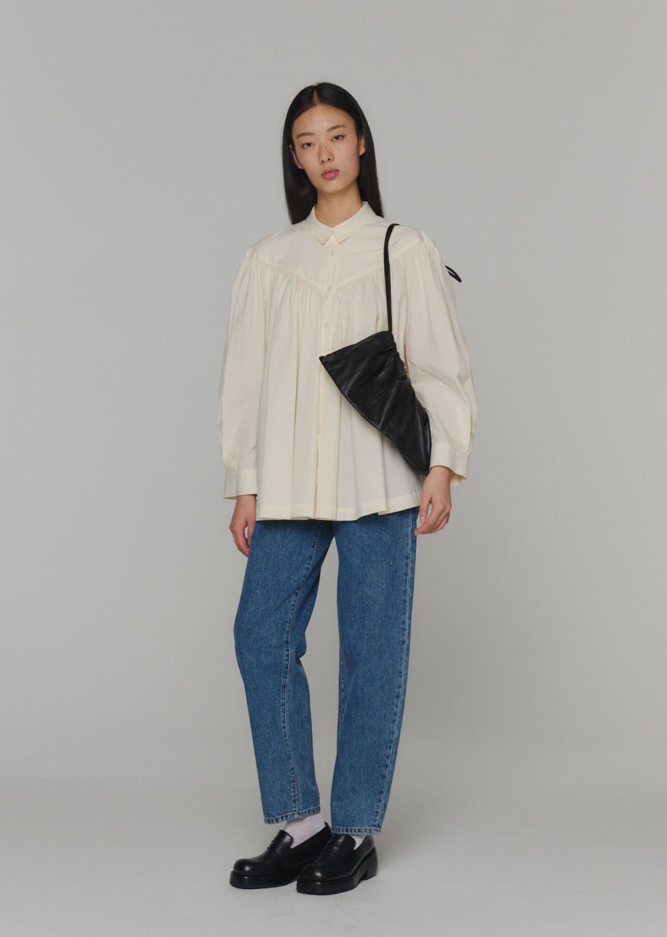MUSINSA公式 | AMOMENTO LEATHER SHIRRING BAG