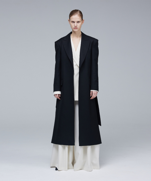 Open-type back doodle detail coat