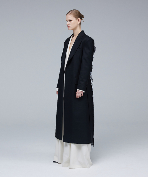 Open-type back doodle detail coat