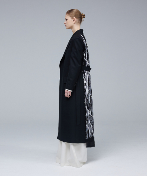 Open-type back doodle detail coat