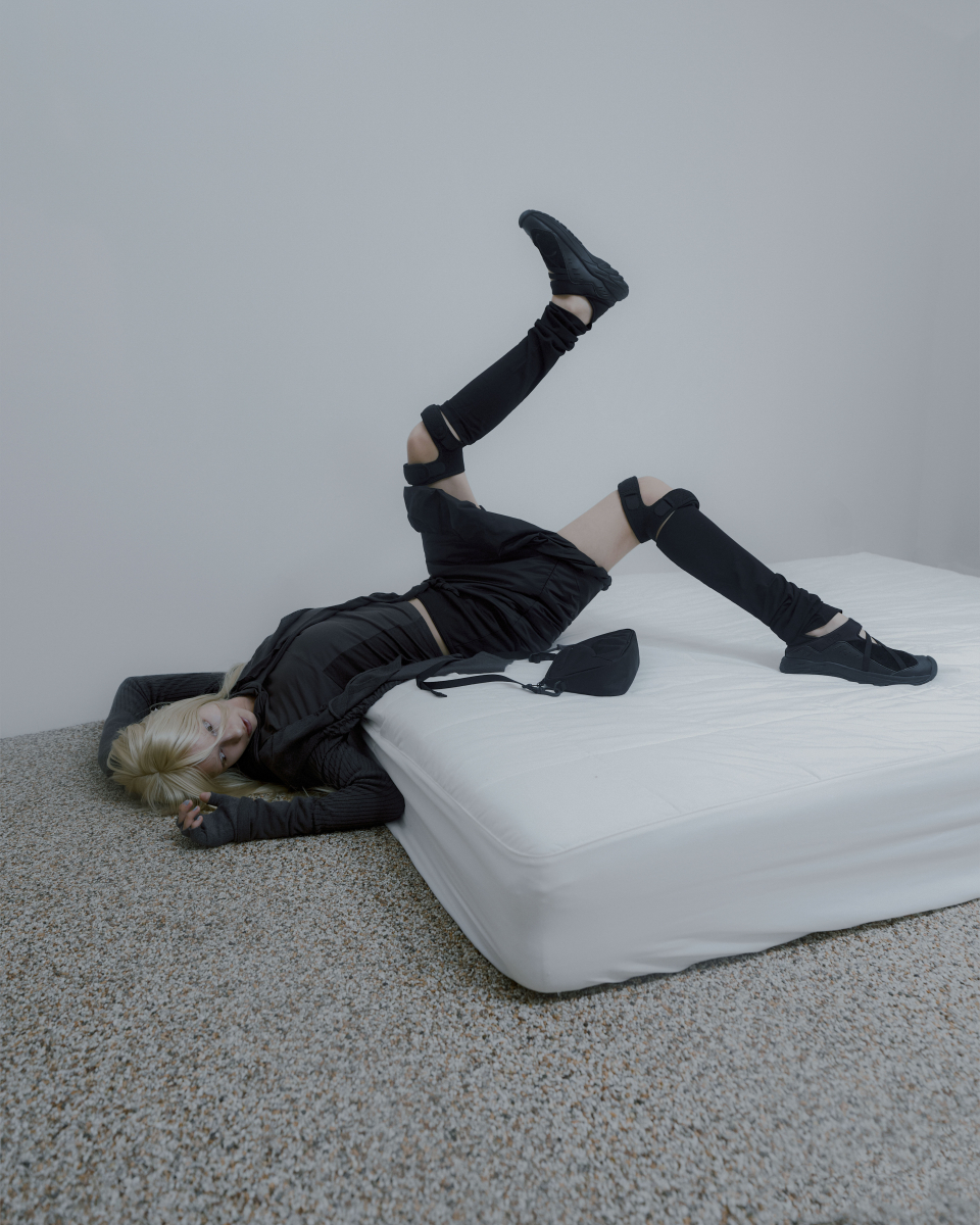 MUSINSA公式 | OJOS Muffler Boxer Crop Hoodie / Black