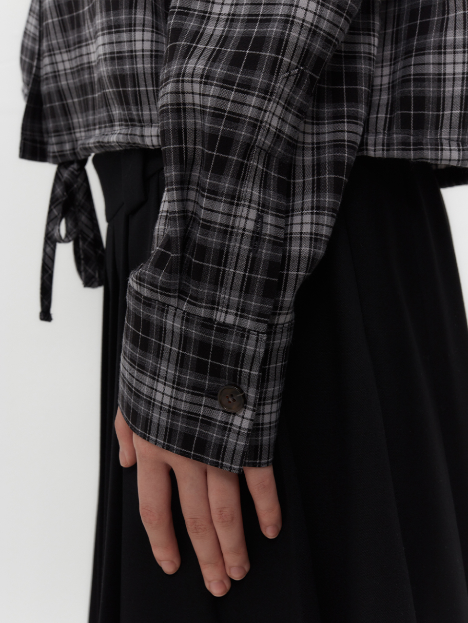 MUSINSA | TUOMIO TM SYMBOL PLEATS SKIRT [BLACK]