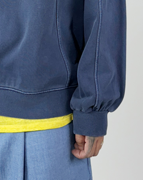 Свитшот с вышивкой скелета и пигментным окрашиванием (Washed Blue)