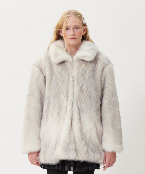 ラフォーレ原宿 STAFF STYLING Ground Y 2024-25 Autumn/Winter Collection 適度な厚みのあるフード コートにバルーンパンツを合わせた、Ground Y王道のスタイリング。 AIRY MOSSER TRUNCATED HOOD COAT  GO-C05-103-2-03 MOHAIR JACQUARD CREW NECK RAGLAN KNIT GO-K09-905 