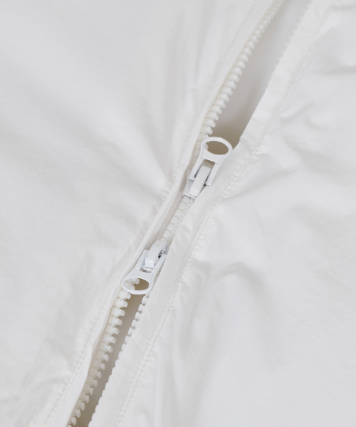 Короткий пуховик 86-IRO340 с глянцевым воротником White