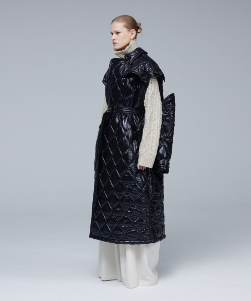 Glossy quilting off-sleeve trench coat