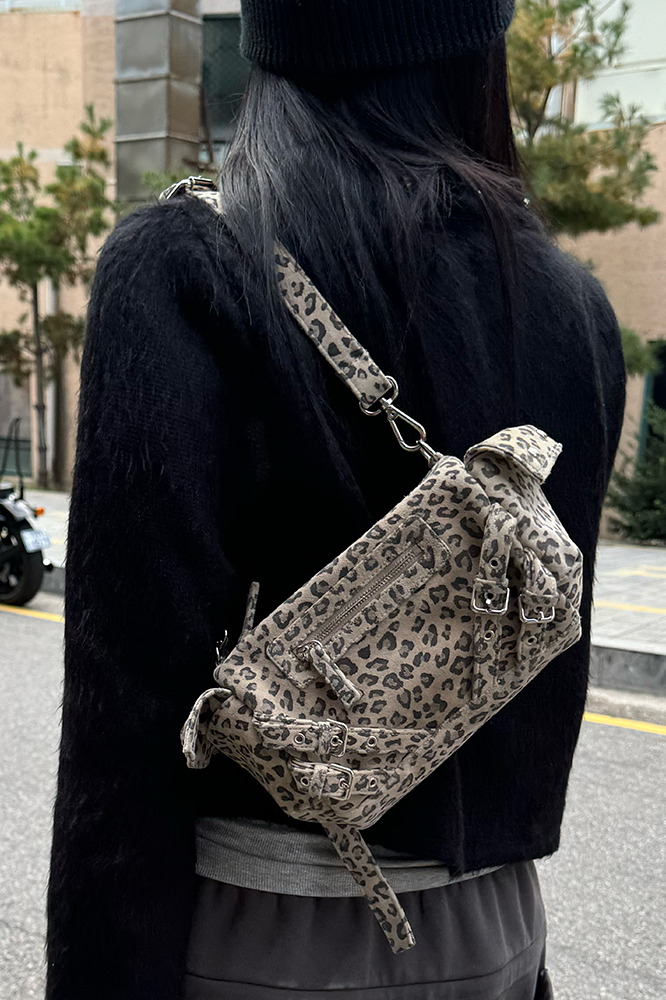 ショルダーバッグ・ポシェット DEINET STUD POCKET BAG IN LEOPARD KDTUC4F8411 다이닛(DEINET) STUD POCKET BAG IN LEOPARD - 사이즈 & 후기