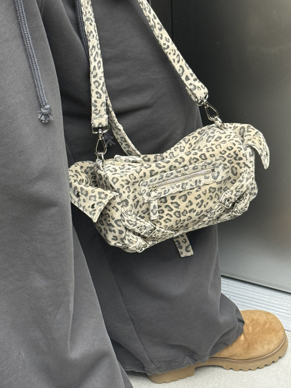 【DEINET】STUD POCKET BAG IN LEOPARD★韓国人気★ 追跡付 다이닛(DEINET) STUD POCKET BAG IN LEOPARD - 사이즈 & 후기