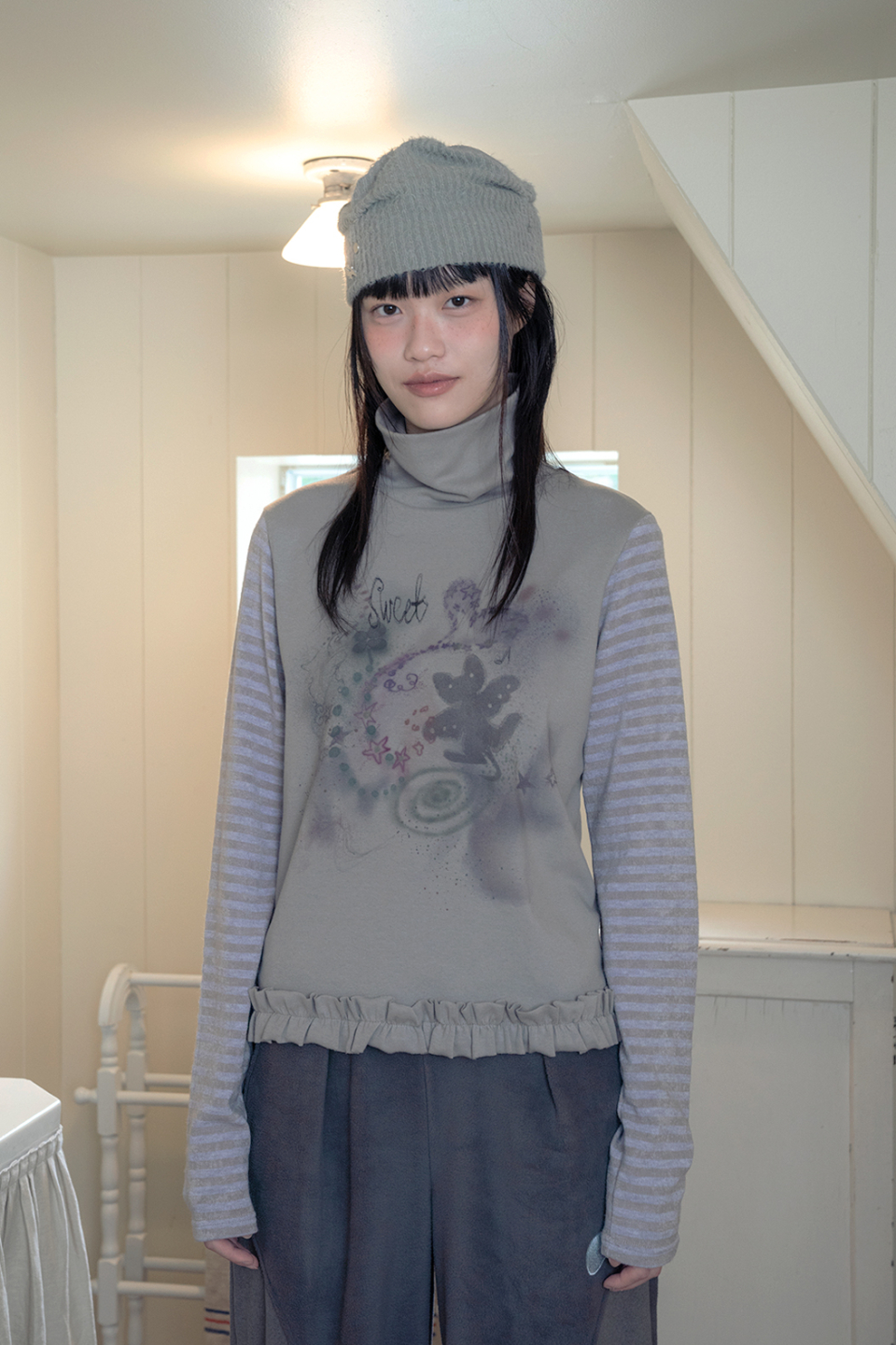 トップス hugyourskin Drawing frill pola top MUSINSA公式 | HUG YOUR SKIN Drawing Frill Polar Top (Grey