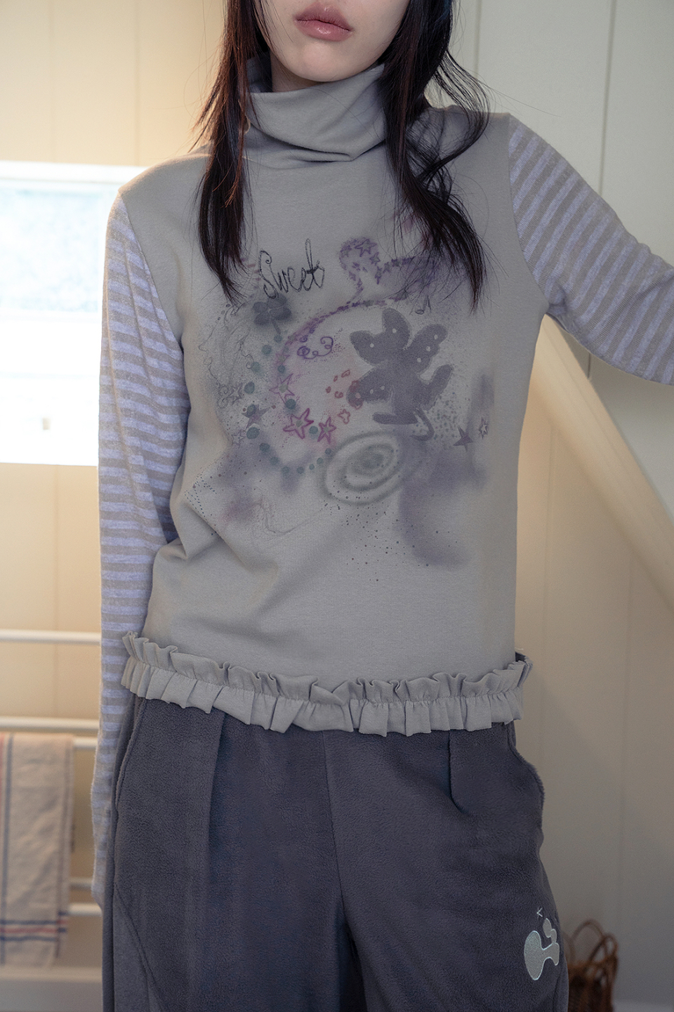 MUSINSA公式 | HUG YOUR SKIN Drawing Frill Polar Top (Grey