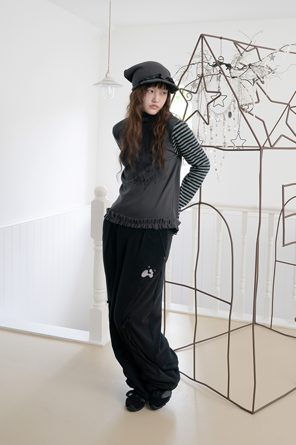 2025-25 秋冬新作  ハイブランドの Drawing SKIN YOUR HUG | MUSINSA frill Black) (Charcoal top pola トップス