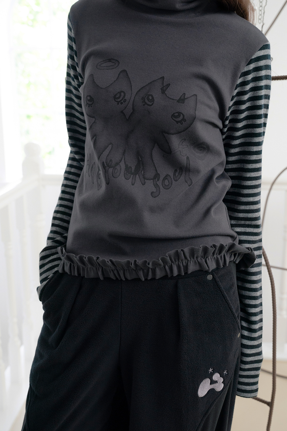 MUSINSA | HUG YOUR SKIN Drawing frill pola top (Charcoal Black)