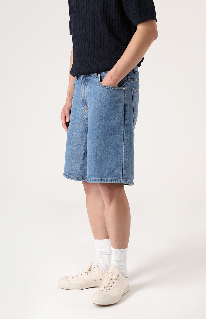 반팔니트와 함께 착용한 중청컬러의 버뮤다팬츠 기장의 미디엄블루 하프데님을 착용한 모델사진