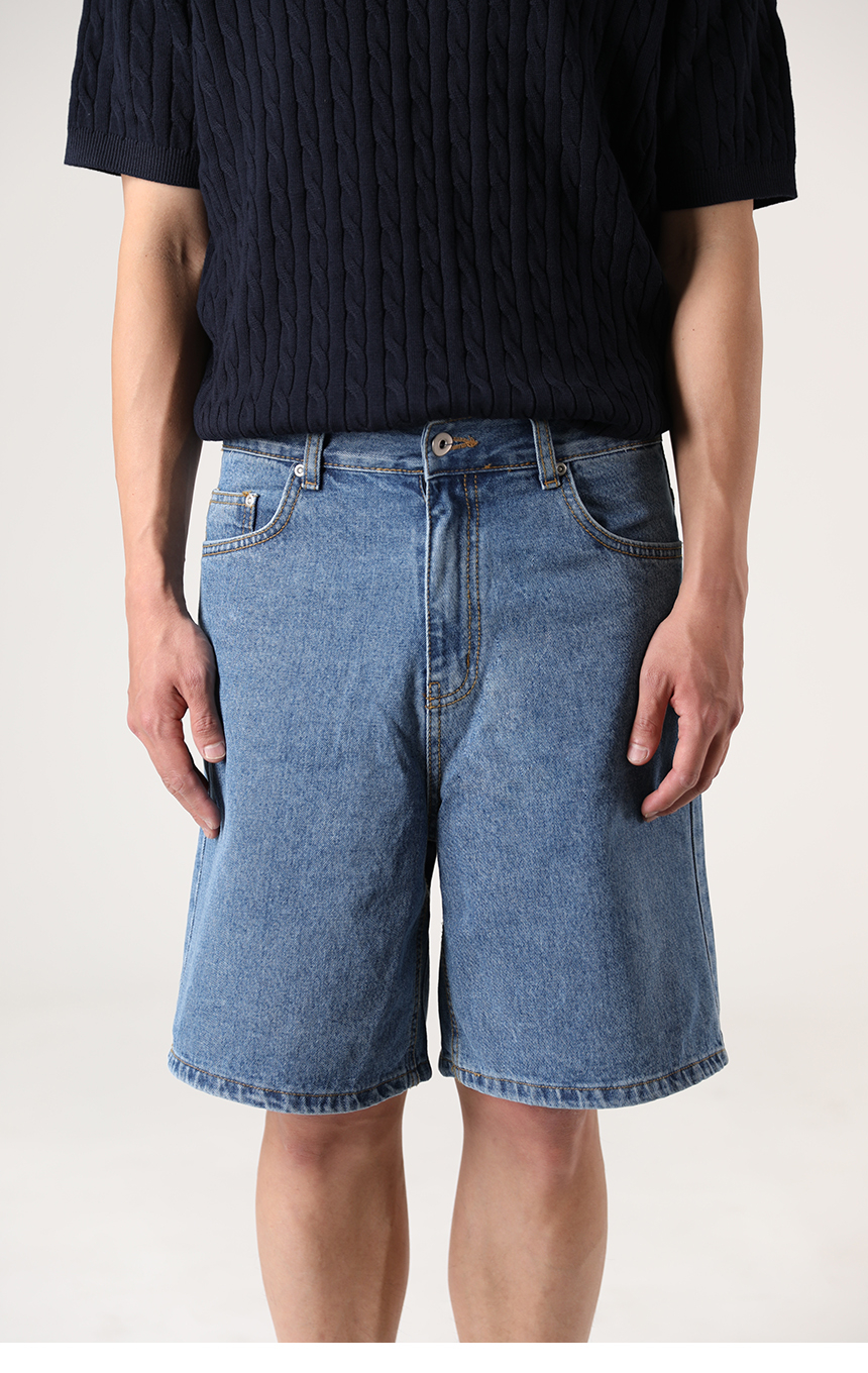 반팔니트와 함께 착용한 중청컬러의 버뮤다팬츠 기장의 미디엄블루 하프데님을 착용한 모델사진