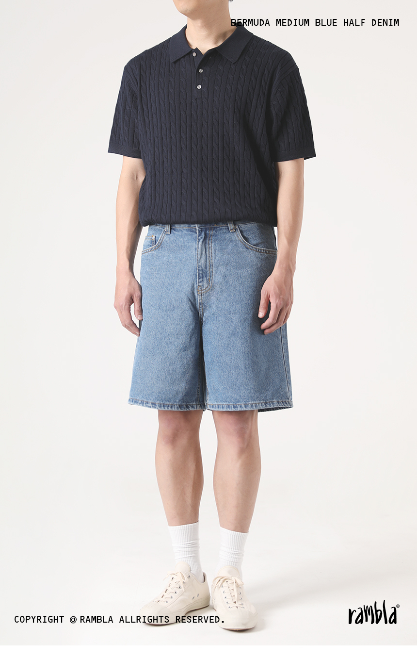 버뮤다팬츠 기장감을 가진 중청컬러의 미디엄블루 하프데님 모델사진
