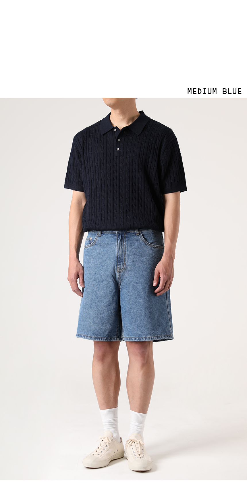 반팔니트와 함께 착용한 중청컬러의 버뮤다팬츠 기장의 미디엄블루 하프데님을 착용한 모델사진
