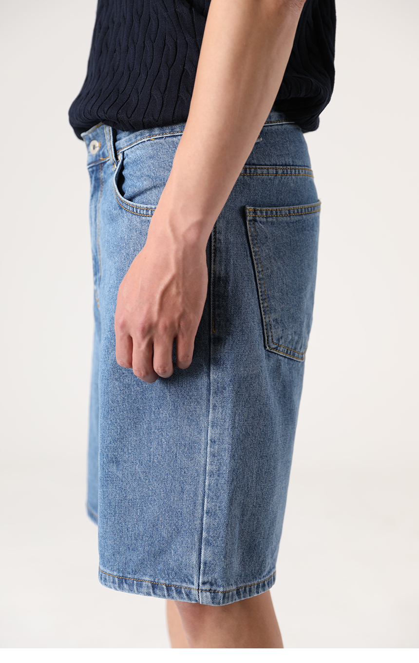 반팔니트와 함께 착용한 중청컬러의 버뮤다팬츠 기장의 미디엄블루 하프데님을 착용한 모델사진