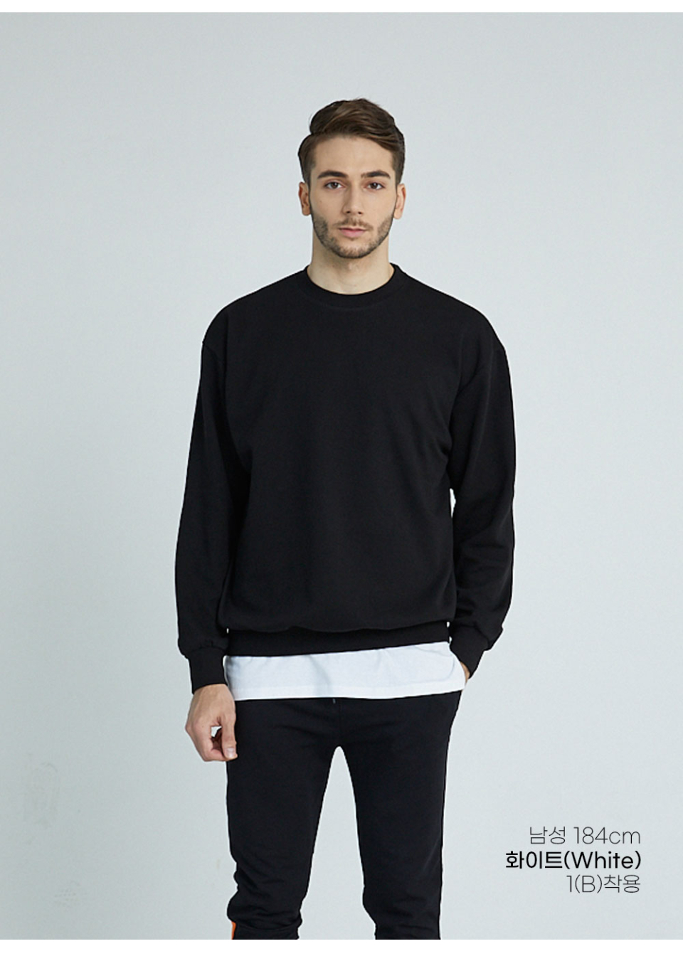 흰색 레이어드나시 b번을 입고 레이어드한 남자사진