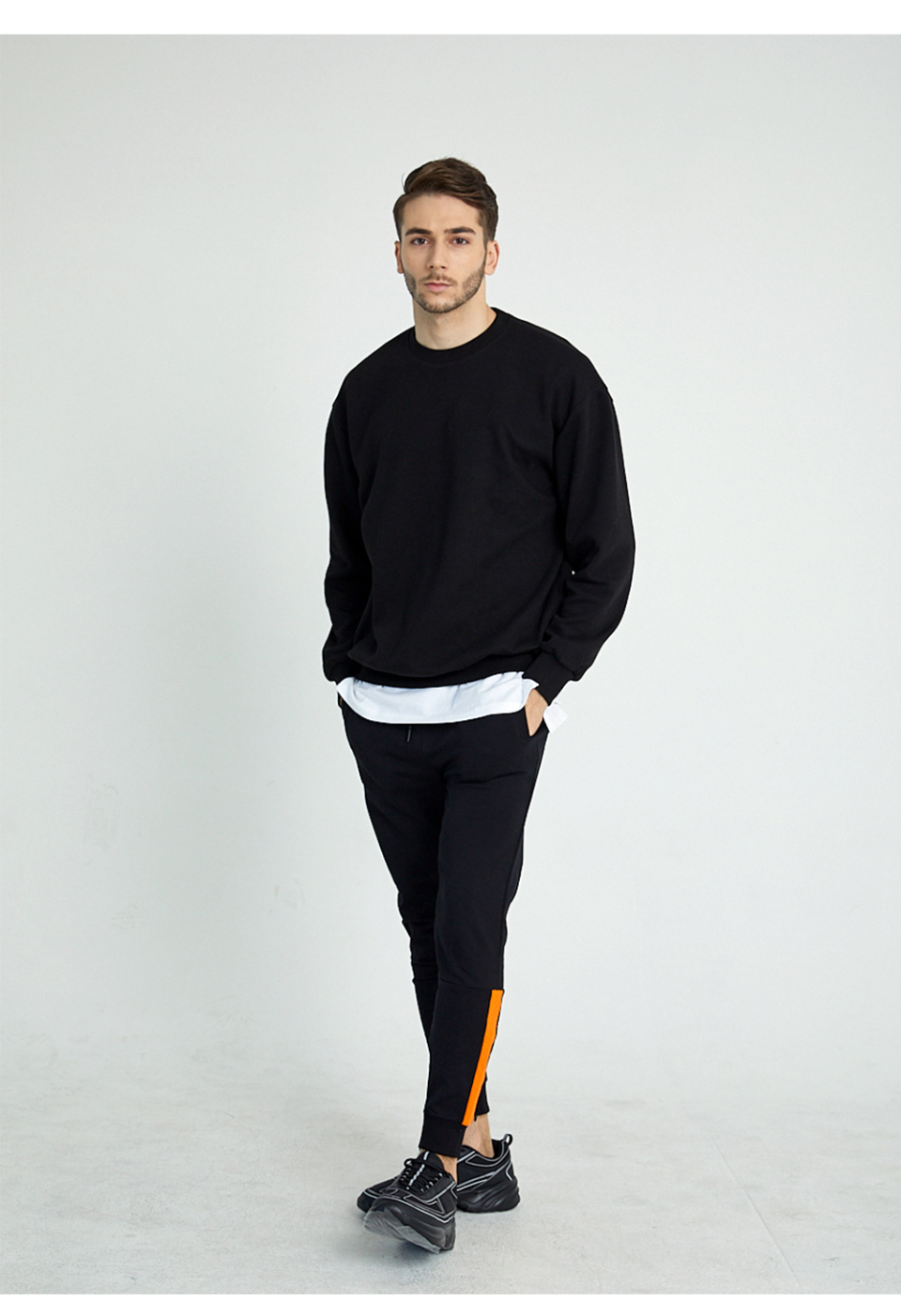 흰색 레이어드나시 b번을 입고 레이어드한 남자사진