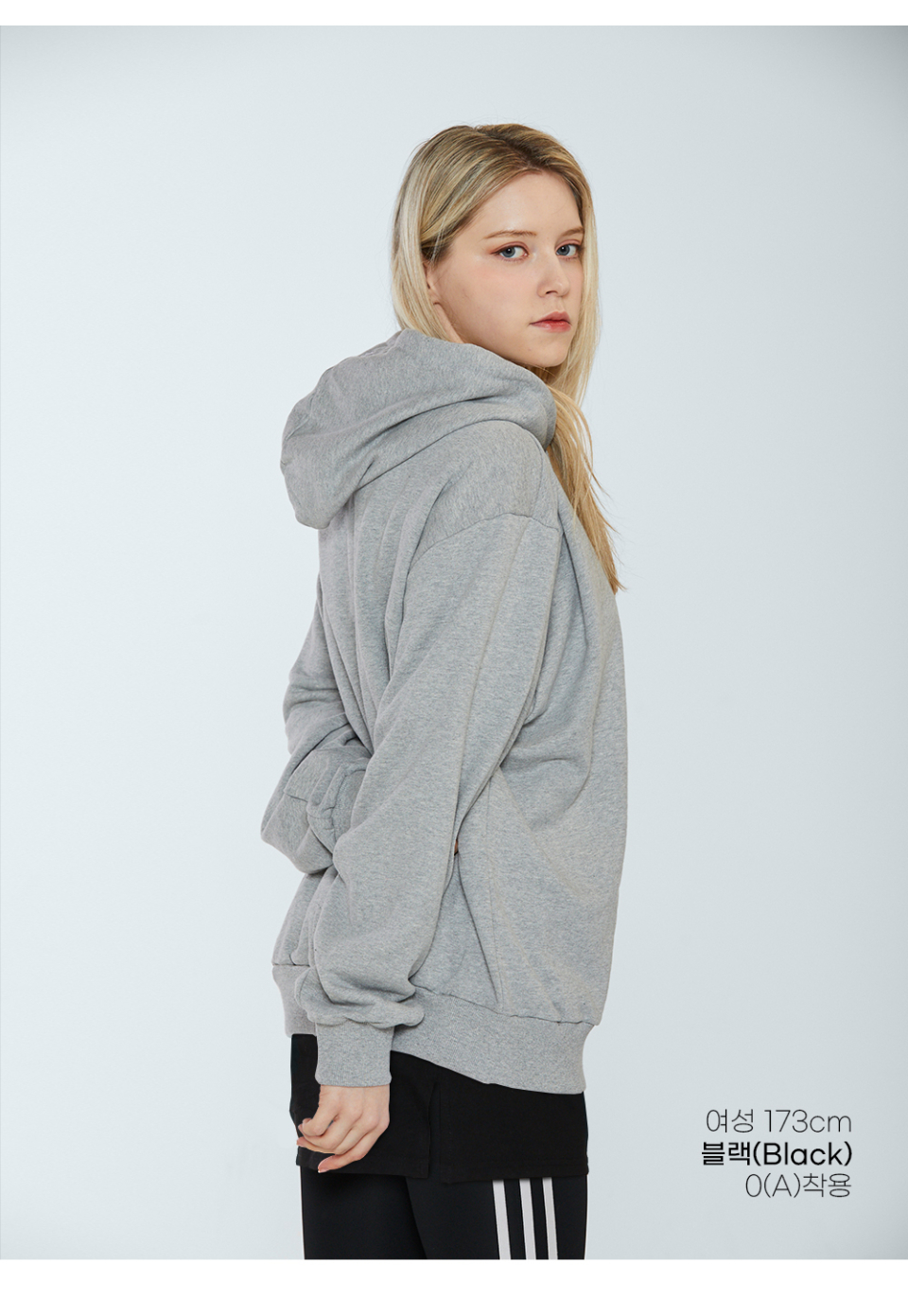 검정색 레이어드나시 a번을입고 레이어드한 여자사진