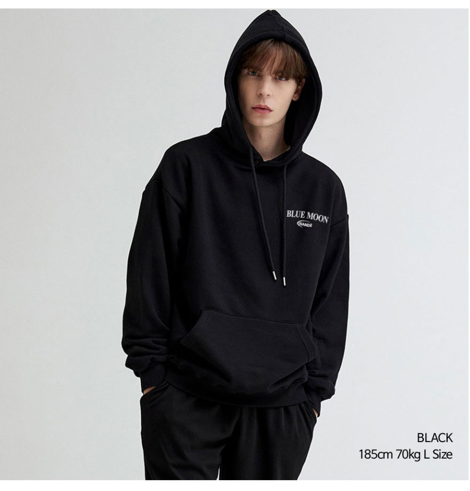 블랙색상 달 프린팅 후드티를 입은 남자