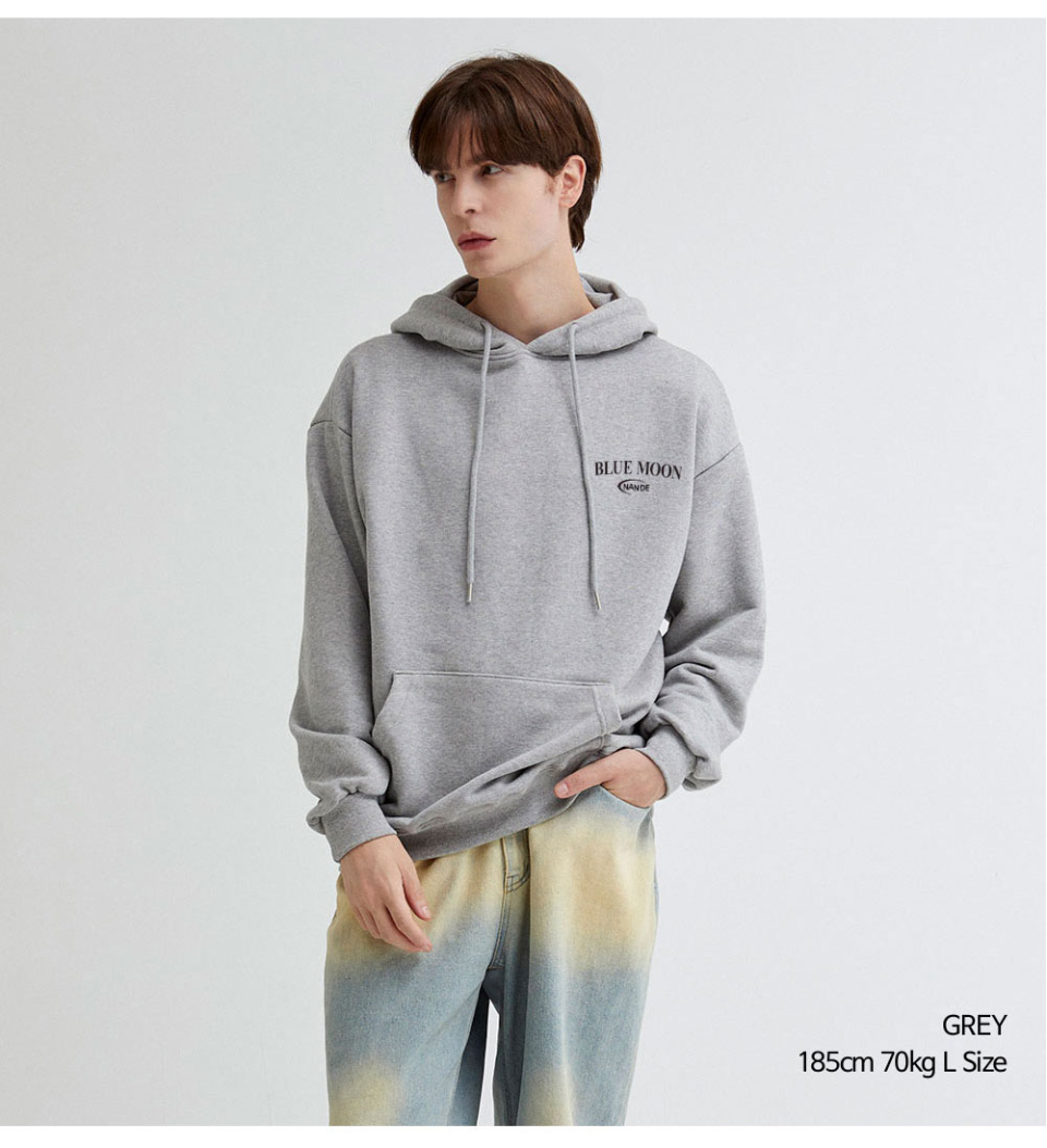 그레이색상 달 프린팅 후드티를 입은 남자