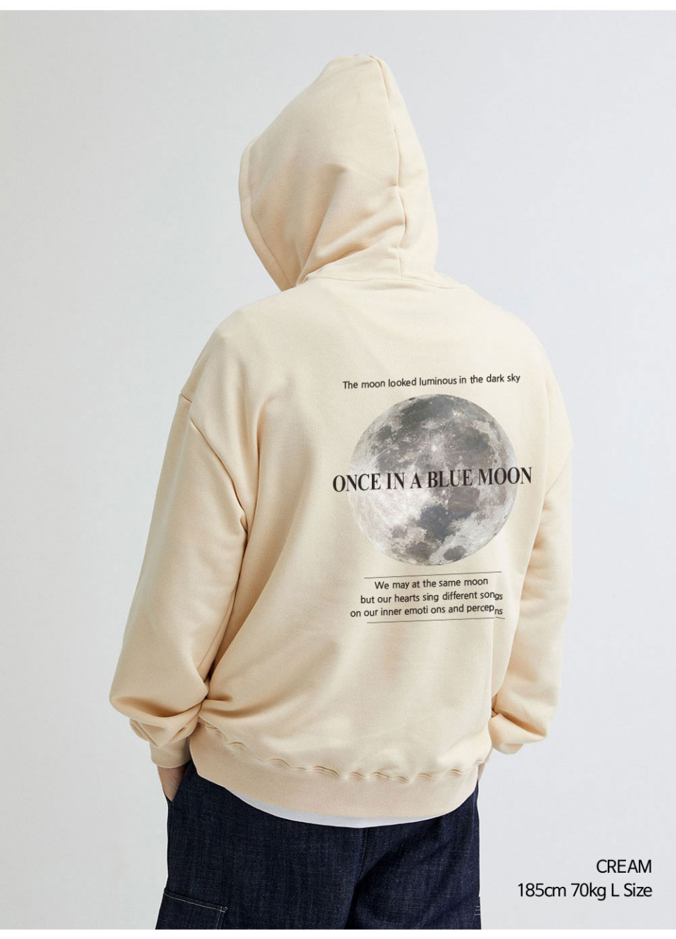 크림색상 달 프린팅 후드티를 입은 남자
