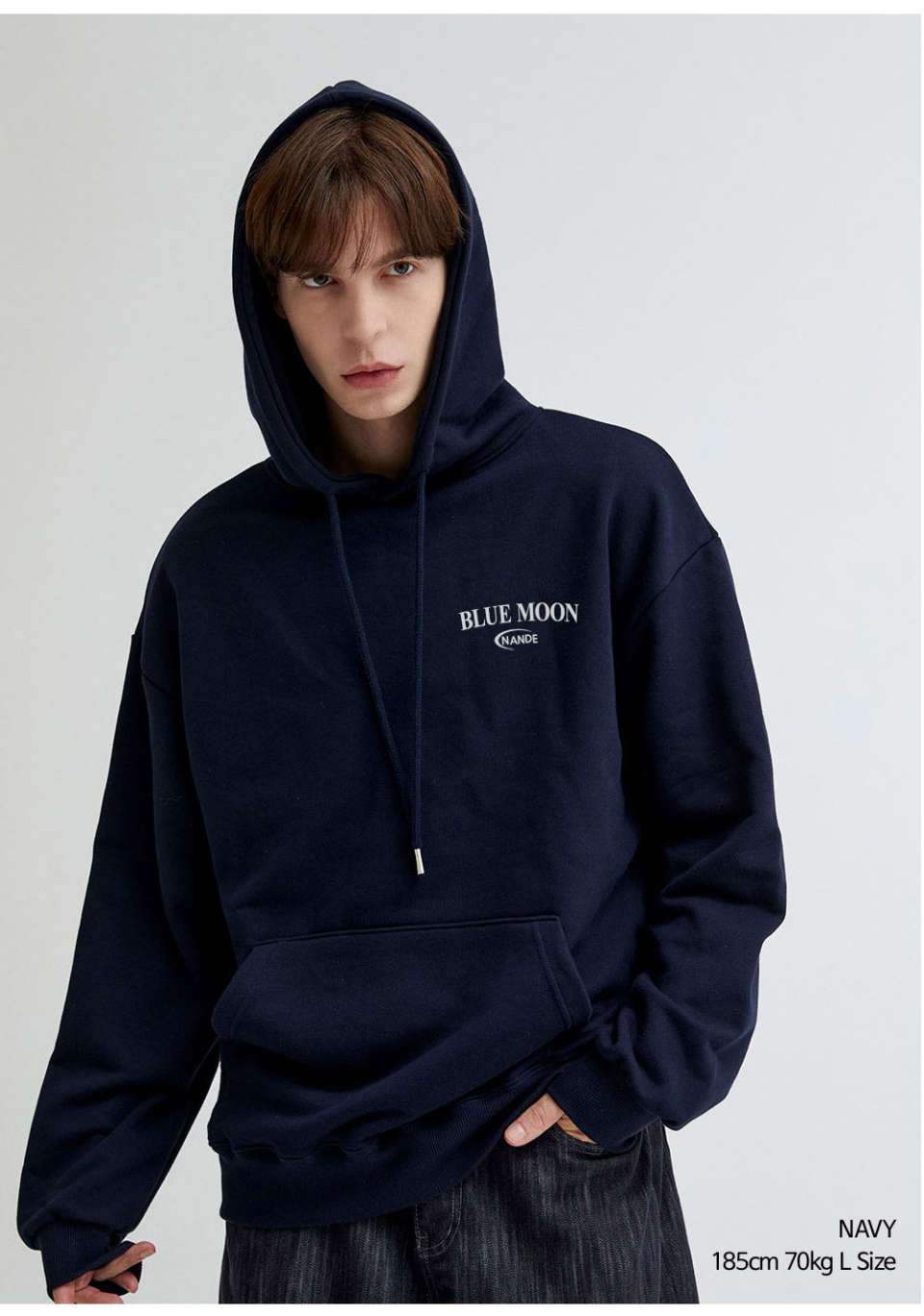 네이비색상 달 프린팅 후드티를 입은 남자