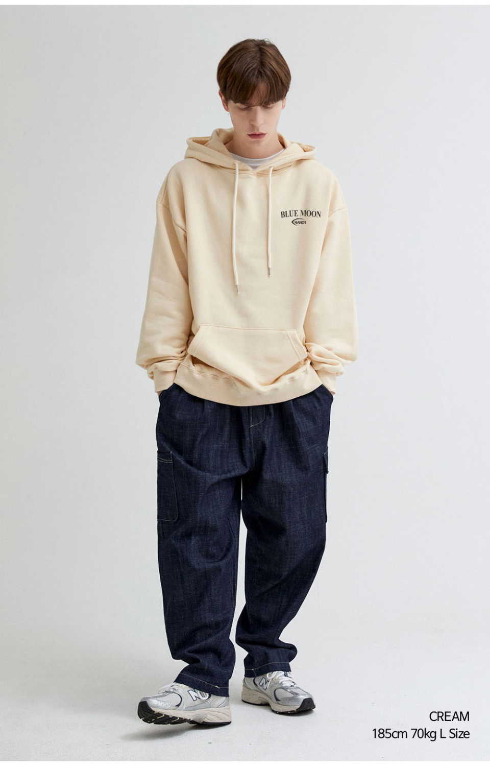 그레이색상 달 프린팅 후드티를 입은 남자